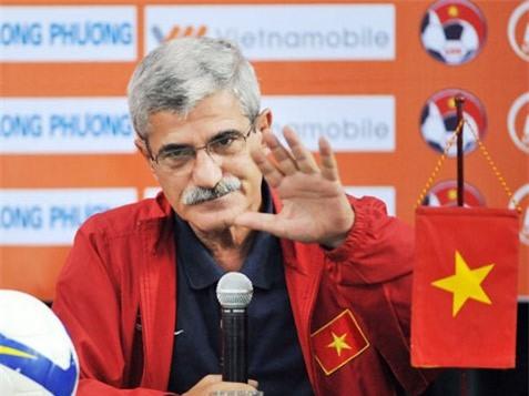 HLV Calisto trên cương vị HLV trưởng ĐT Việt Nam từ năm 2008 đến 2011. Ông giúp bóng đá nước nhà giành ngôi vô địch AFF Cup 2008 và huy chương bạc SEA Games 2009.