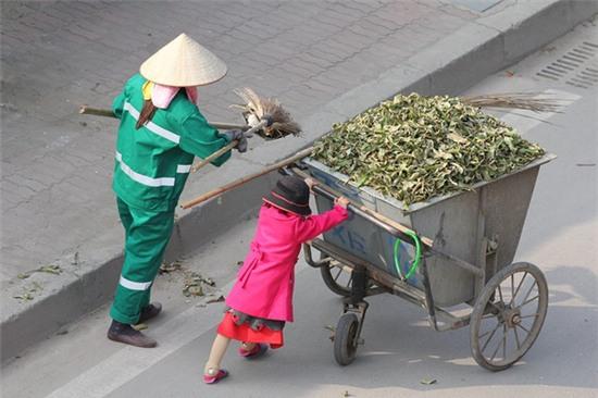 Loạt ảnh Ở đâu có mẹ, ở đó có Tết của hai mẹ con cô lao công gây xúc động - Ảnh 1.