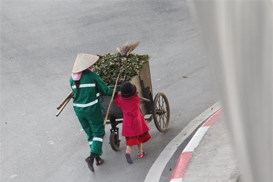 Loạt ảnh Ở đâu có mẹ, ở đó có Tết của hai mẹ con cô lao công gây xúc động - Ảnh 2.