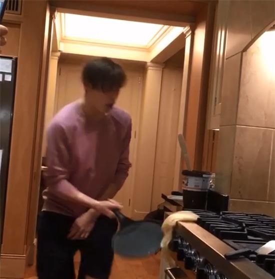 Chết cười với màn lật bánh dở tệ của Brooklyn Beckham - Ảnh 4.