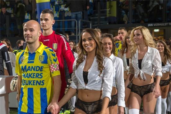 Đội bóng chơi trội thuê dàn người mẫu đồ lót ra sân dịp Valentine - Ảnh 3.