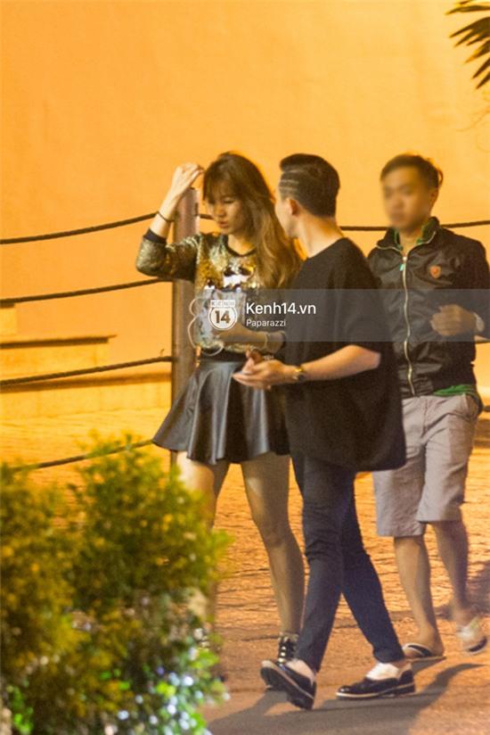 Trấn Thành - Hari Won hôn nhau ở chốn đông người trong đêm Valentine - Ảnh 6.