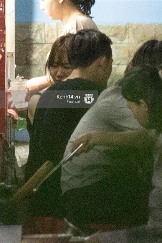 Trấn Thành - Hari Won hôn nhau ở chốn đông người trong đêm Valentine - Ảnh 12.