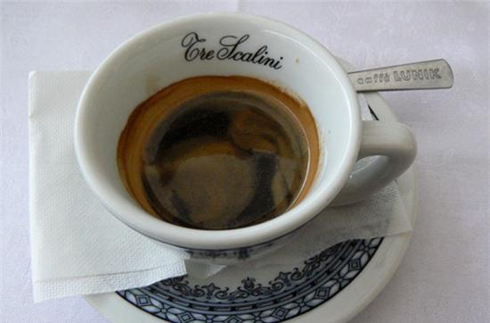 Trong các quán cà phê nhỏ ở Italy, bạn có thể thưởng thức được những cốc capucchino với giá 1 USD.