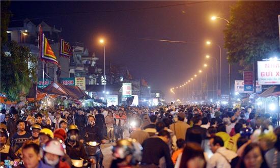 Nằm lăn ra đường xin tiền tại đêm hội chợ Viềng