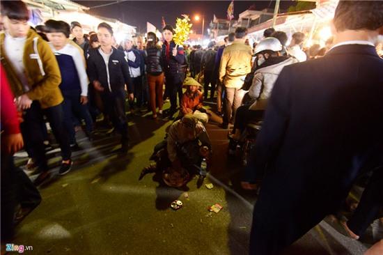 Nằm lăn ra đường xin tiền tại đêm hội chợ Viềng