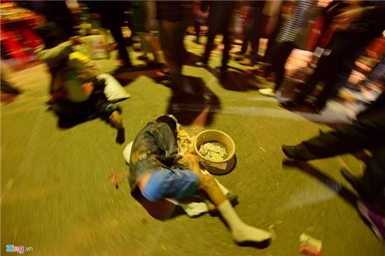 Nằm lăn ra đường xin tiền tại đêm hội chợ Viềng