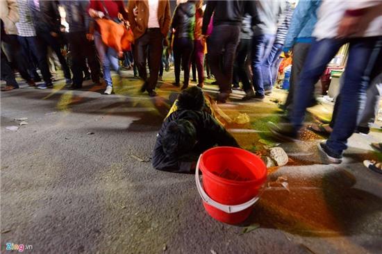 Nằm lăn ra đường xin tiền tại đêm hội chợ Viềng