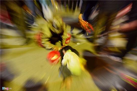 Nằm lăn ra đường xin tiền tại đêm hội chợ Viềng