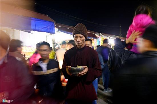 Nằm lăn ra đường xin tiền tại đêm hội chợ Viềng