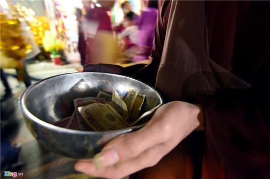 Nằm lăn ra đường xin tiền tại đêm hội chợ Viềng