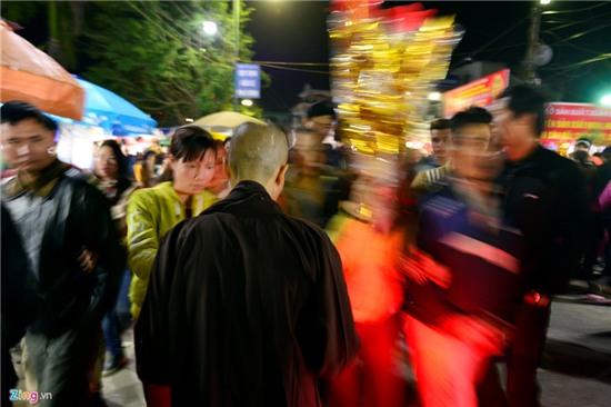 Nằm lăn ra đường xin tiền tại đêm hội chợ Viềng