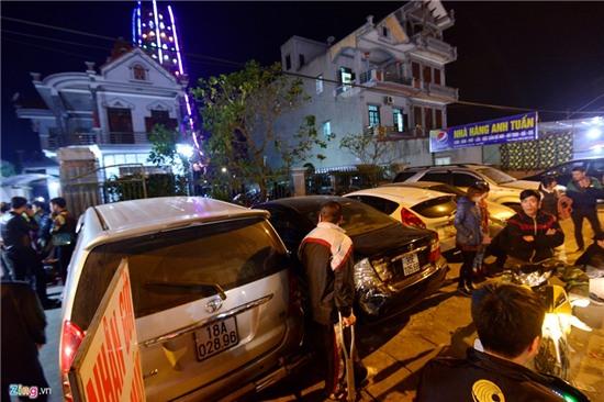 Nằm lăn ra đường xin tiền tại đêm hội chợ Viềng