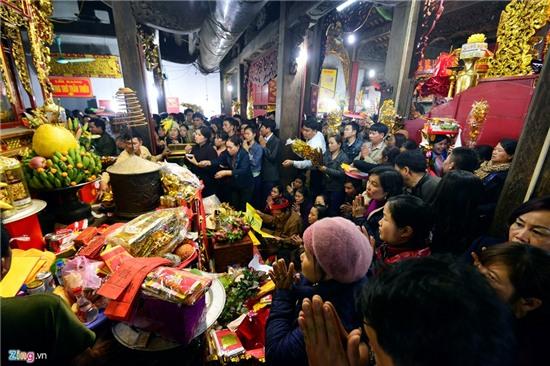 Nằm lăn ra đường xin tiền tại đêm hội chợ Viềng