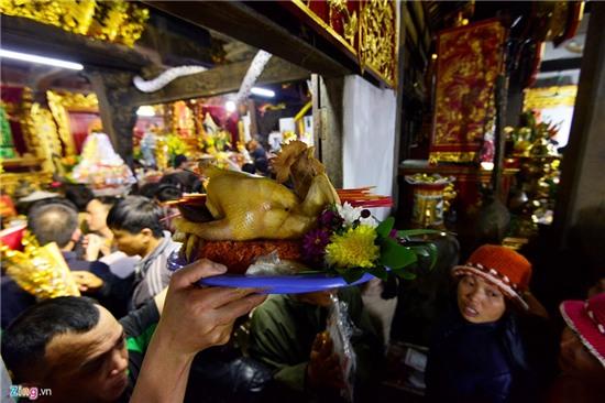 Nằm lăn ra đường xin tiền tại đêm hội chợ Viềng