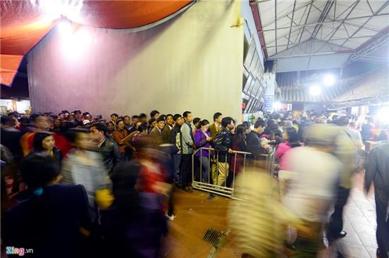 Nằm lăn ra đường xin tiền tại đêm hội chợ Viềng