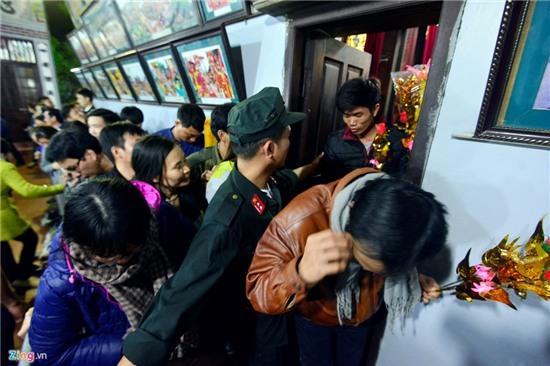 Nằm lăn ra đường xin tiền tại đêm hội chợ Viềng