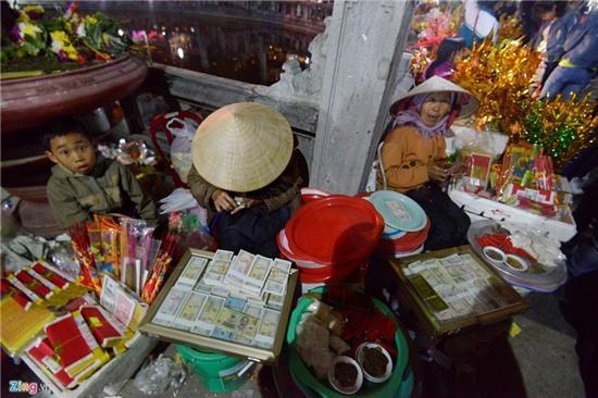 Nằm lăn ra đường xin tiền tại đêm hội chợ Viềng