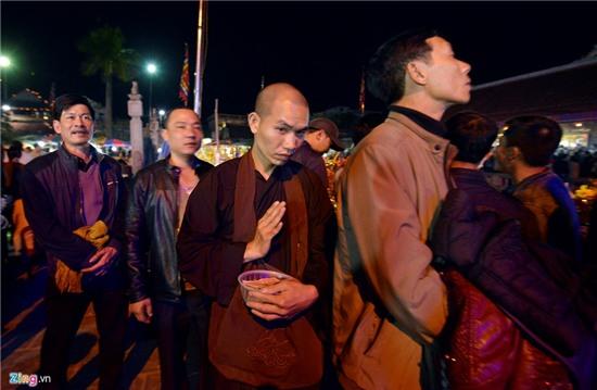 Nằm lăn ra đường xin tiền tại đêm hội chợ Viềng