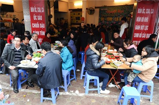 Chen chúc lễ phủ Tây Hồ trong ngày đầu đi làm