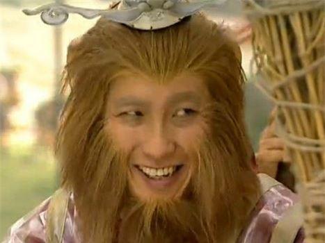  Tạo hình Tôn Ngộ Không của diễn viên Khuất Trung Hằng trong phim Xuân quang sán lạn Trư Bát Giới lại tạo cảm giác hài hước. 