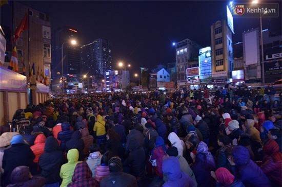 Biển người ngồi giữa đường dâng sao giải hạn - Ảnh 1.