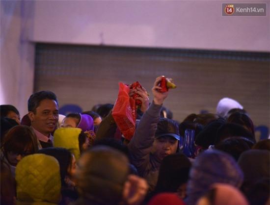 Biển người ngồi giữa đường dâng sao giải hạn - Ảnh 15.