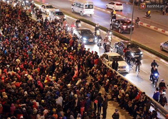 Biển người ngồi giữa đường dâng sao giải hạn - Ảnh 2.