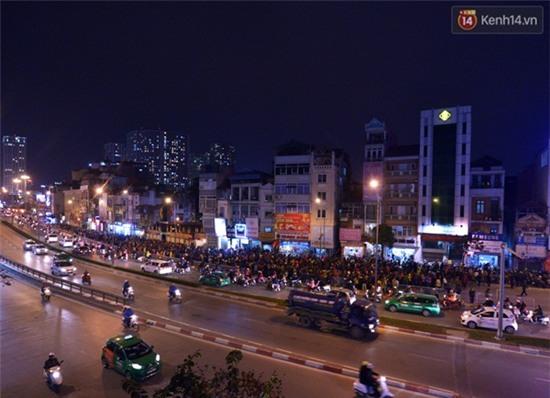 Biển người ngồi giữa đường dâng sao giải hạn - Ảnh 6.