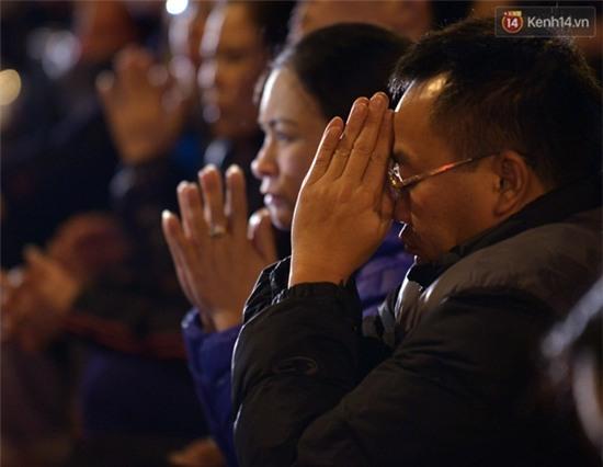 Biển người ngồi giữa đường dâng sao giải hạn - Ảnh 9.