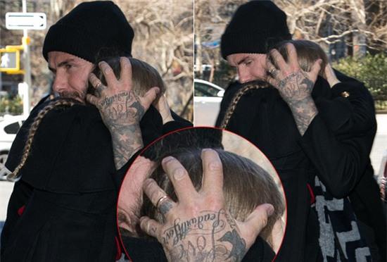 Vừa bế vừa lấy tay ôm đầu để bảo vệ con gái, Becks vô tình để lộ hình xăm mới nhất