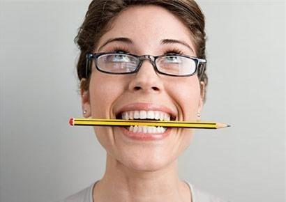  Ngậm một chiếc bút chì giữa 2 hàm răng có thể chấm dứt những cơn đau đầu. 