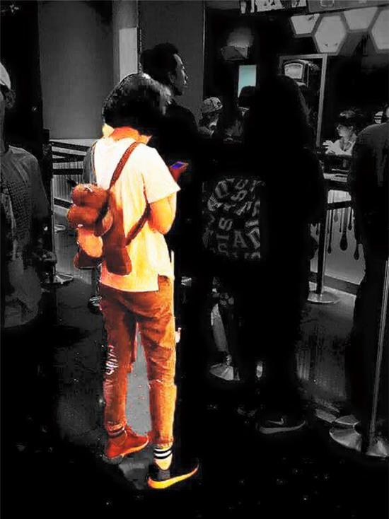 Bạn nữ cười méo mặt sau khi nhờ các thợ photoshop dạo xóa người trong ảnh - Ảnh 9.