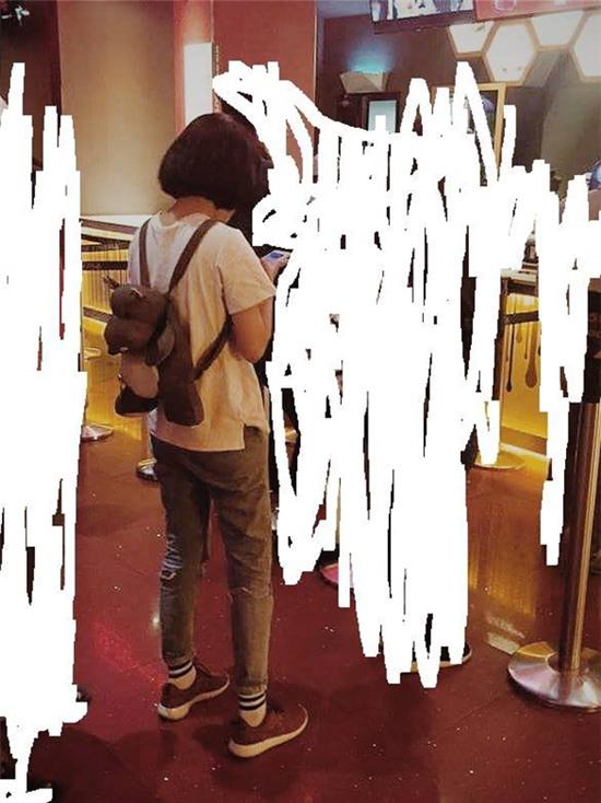 Bạn nữ cười méo mặt sau khi nhờ các thợ photoshop dạo xóa người trong ảnh - Ảnh 3.