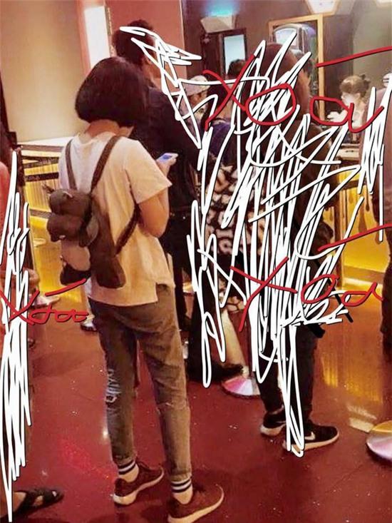 Bạn nữ cười méo mặt sau khi nhờ các thợ photoshop dạo xóa người trong ảnh - Ảnh 4.