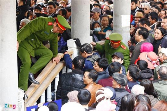 Hỗn loạn ngày khai trương miễn phí cáp treo Ngọa Vân