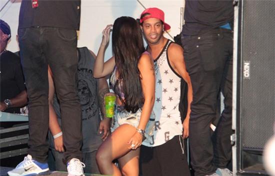 ronaldinho-vui-ve-cung-nguoi-dep-du-that-nghiep-3