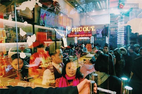 Người Hà Nội dậy sớm, xếp hàng chờ mua vàng trong ngày vía thần Tài - Ảnh 1.