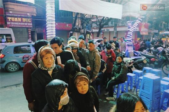 Người Hà Nội dậy sớm, xếp hàng chờ mua vàng trong ngày vía thần Tài - Ảnh 2.