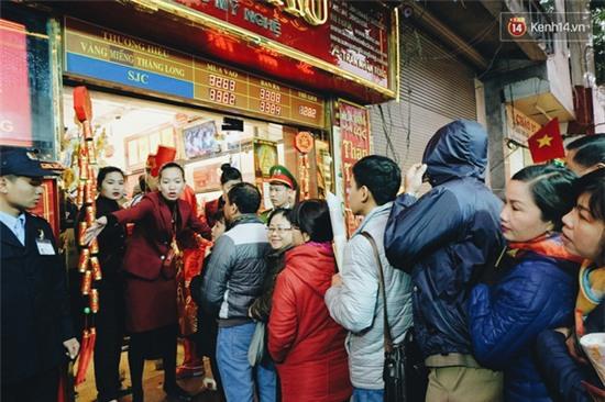 Người Hà Nội dậy sớm, xếp hàng chờ mua vàng trong ngày vía thần Tài - Ảnh 3.