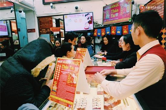 Người Hà Nội dậy sớm, xếp hàng chờ mua vàng trong ngày vía thần Tài - Ảnh 6.