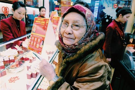 Người Hà Nội dậy sớm, xếp hàng chờ mua vàng trong ngày vía thần Tài - Ảnh 8.