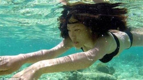 nu sinh nhat mot minh song tren dao hoang o indonesia hinh anh 4