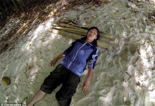 nu sinh nhat mot minh song tren dao hoang o indonesia hinh anh 7