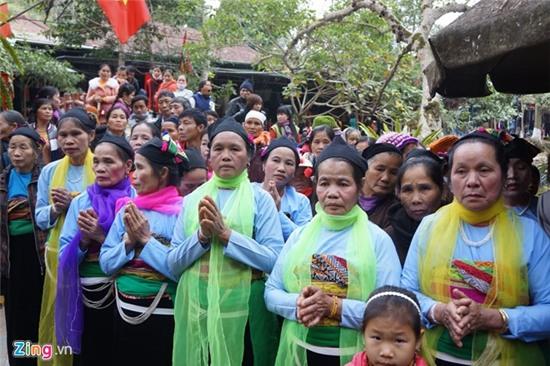 Du khách đổ về suối cá thần cầu may