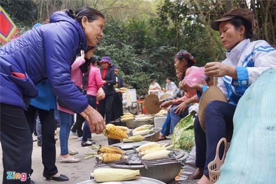 Du khách đổ về suối cá thần cầu may