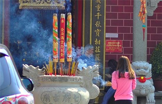 Khách hành hương bị người ăn xin bao vây khi ra cổng chùa - Ảnh 1.