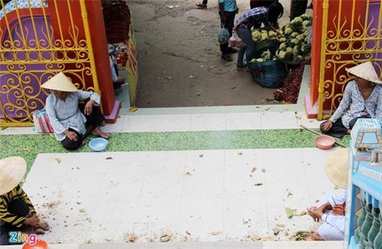 Khách hành hương bị người ăn xin bao vây khi ra cổng chùa - Ảnh 10.