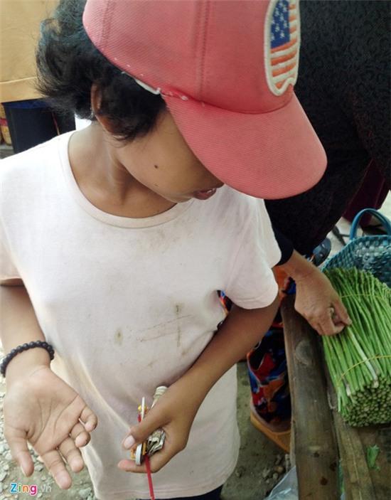 Khách hành hương bị người ăn xin bao vây khi ra cổng chùa - Ảnh 11.