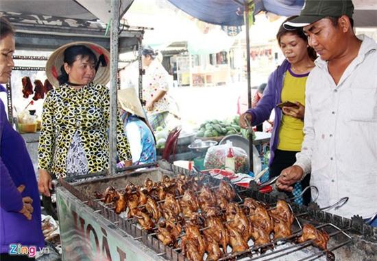 Khách hành hương bị người ăn xin bao vây khi ra cổng chùa - Ảnh 12.